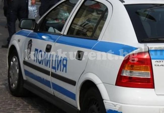 Шофьор паркирал на кръстовище и нощувал със свои приятели в автомобила си, но полицаи му взеха книжката 