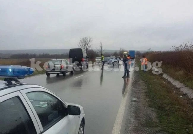 Дете на една година пострада при тежка катастрофа