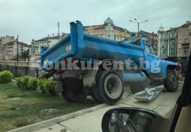 Камион надвисна над реката на Лъвов мост в София (Снимки, видео)