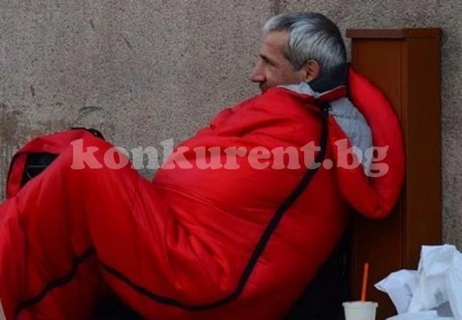 Защо все повече хора спят на улицата