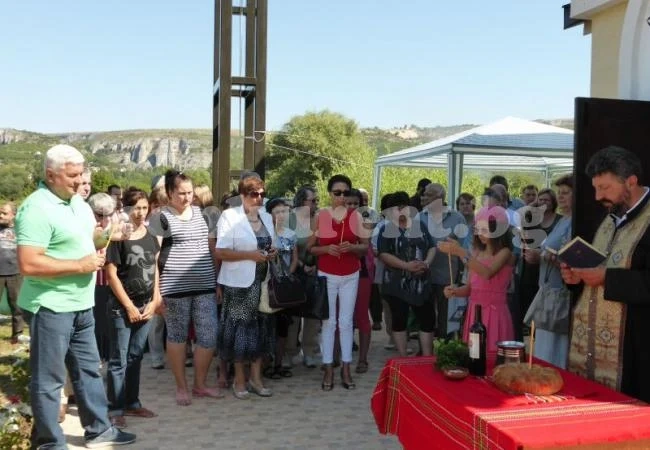 Освещават новоизографисаната църква в Кунино