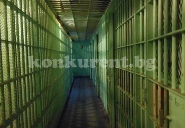 Четирима от 64 надзиратели уличени във взимане на подкупи