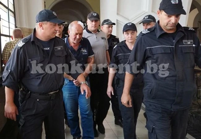 Пътничка разсеяла шофьора на рейса, преди да полети в пропастта (обзор)