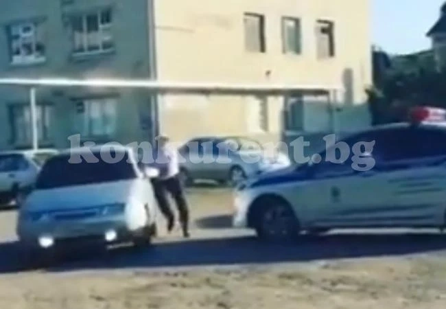 Зрелище: Катаджия вади пищов и измъква в движение джигит нарушител от колата му (ВИДЕО)