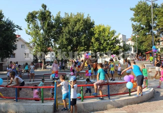 Откриха поредната обновена детска площадка в Бяла Слатина