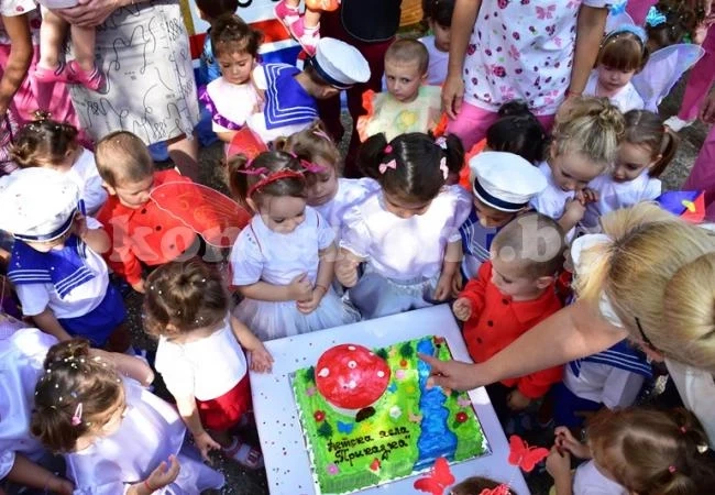 Хлапета и възрастни празнуваха рожден ден на детска ясла СНИМКИ