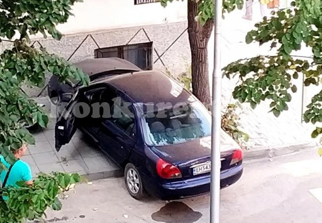 „Форд” навлезе в тротоар, разби се в къща