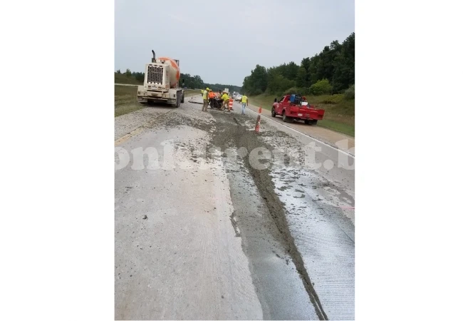 Мотоциклетист влетя и заседна в прясно излят бетон на пътя (СНИМКИ)