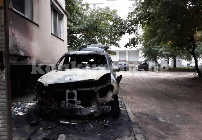 Запалиха още една кола във Враца СНИМКИ