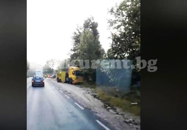 ТИР катастрофира на Е79 и разпиля малини в дере СНИМКИ