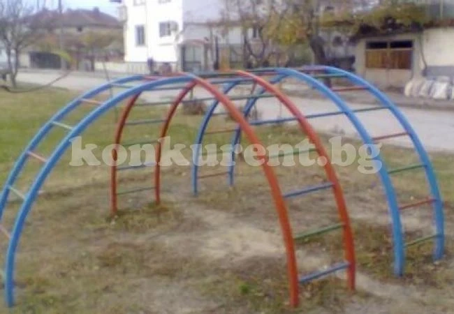 Съученици обесиха 10-годишно момиченце на катерушка (СНИМКА)