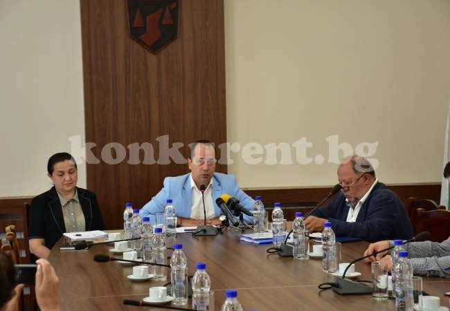 Ремонтират обществени сгради пострадали от ураганни ветрове