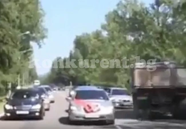 Сватбари карат като идиоти, разбиват мерцедес в камион (ВИДЕО)