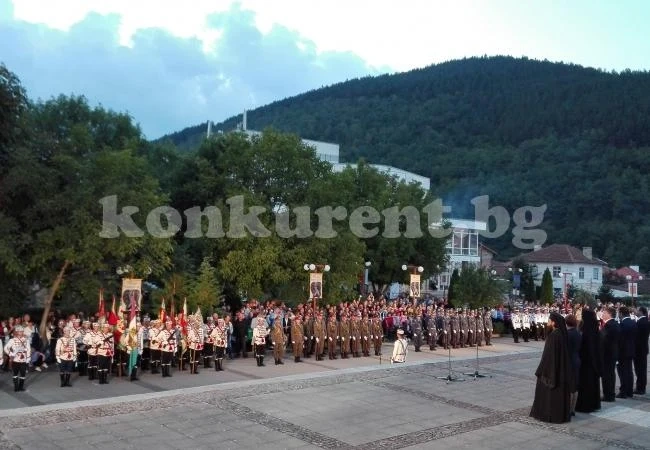 С военен парад и заря – проверка в Чипровци почетоха въстанието СНИМКИ