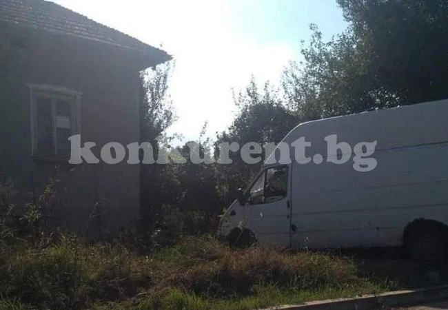 ОБНОВЕНА Шофьор влезе с товарен бус в селска къща СНИМКИ