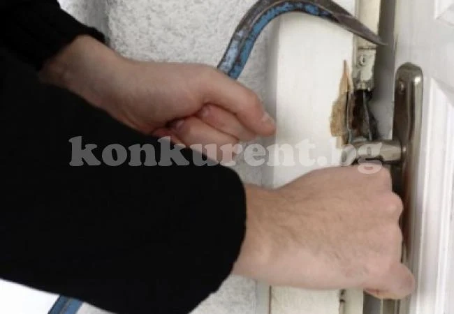 Крадец тараши селски дом, задигна детски дрехи и плюшени играчки