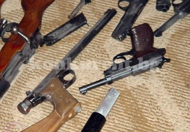Баща топи сина си за притежание на оръжия