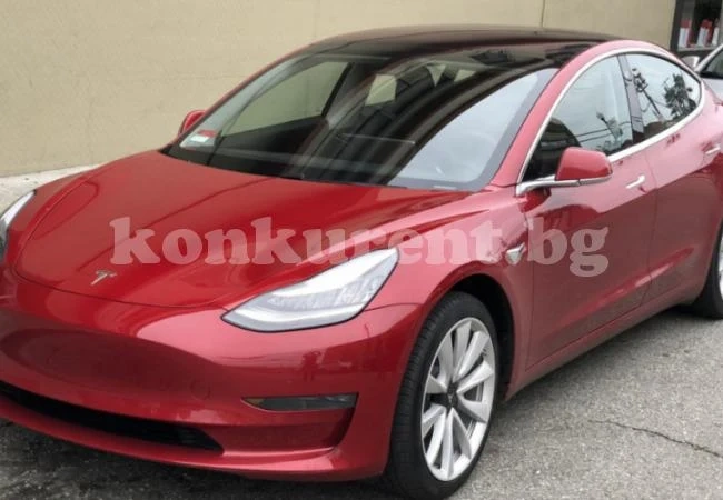 Младеж задигна Tesla от мол само с приложение на смартфона си (ВИДЕО)