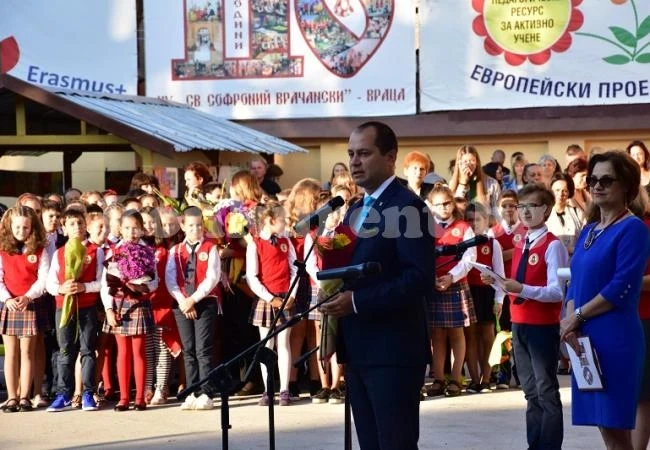 Калин Каменов приветства ученици и учители от „Св. Софроний Врачански“
