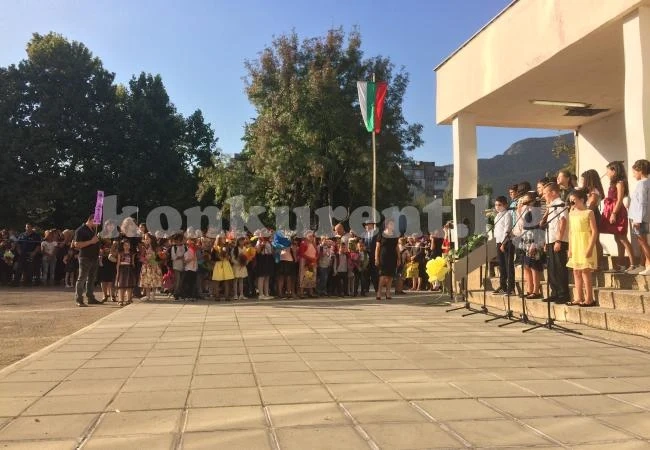 Малина Николова приветства учениците в СУ\