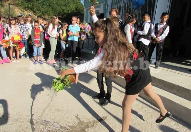 Кметът на Белоградчик подари книги на най-малките ученици
