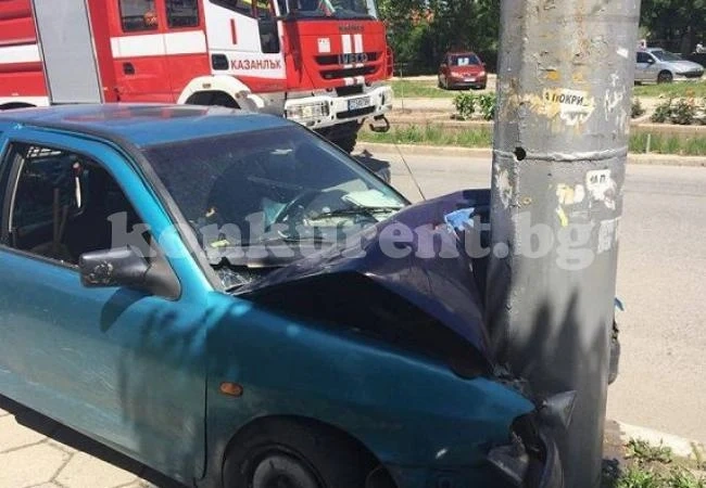 Наквасен водач заби откраднат автомобил в уличен стълб