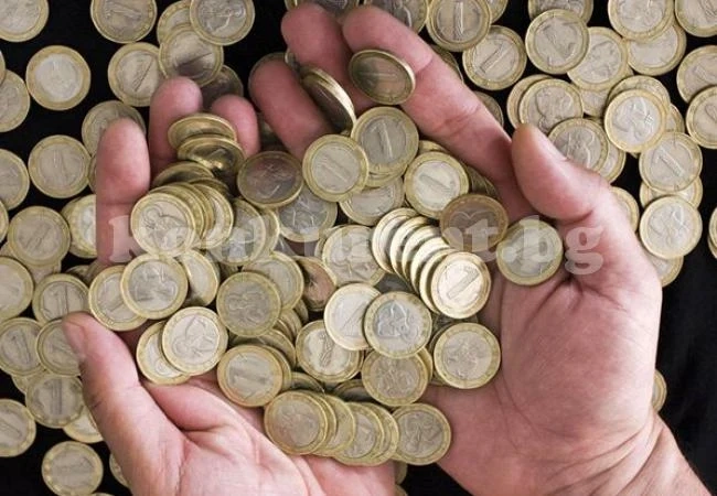 Разбиха кафе автомати и задигнаха монетите