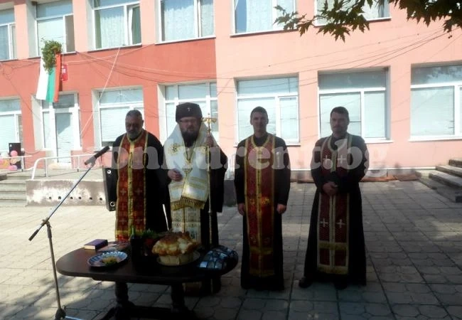 Врачанският митрополит благослови малчугани в Борован