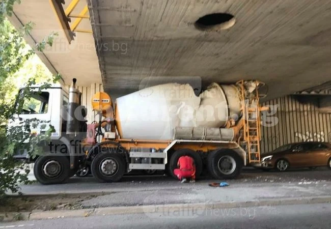 Бетоновоз се заклещи под мост! Шофьорът запретна ръкави и... (СНИМКИ)