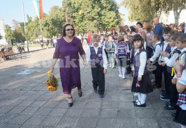 Посрещнаха с питка и мед първокласници СНИМКИ