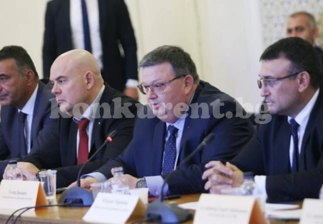 Сотир Цацаров: От нелегални цигари се печели повече, отколкото от наркотици (ОБЗОР)