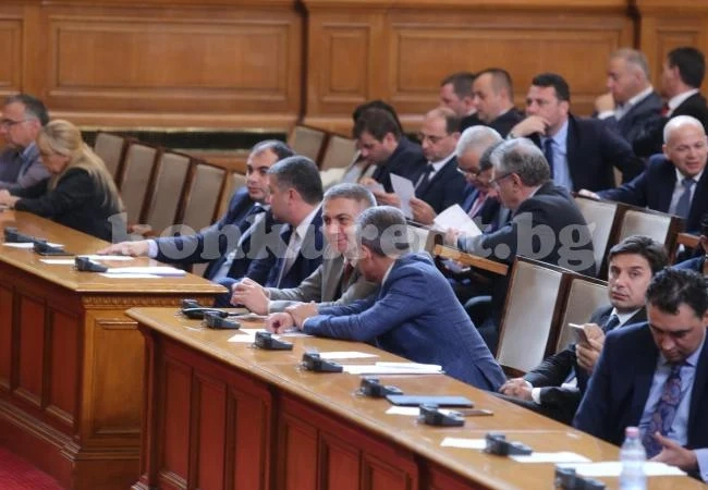 НС реши: Нова социална помощ за децата сираци