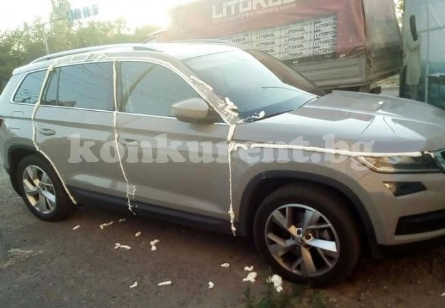 Брутална вендета! Заляха автомобил с монтажна пяна (СНИМКИ)