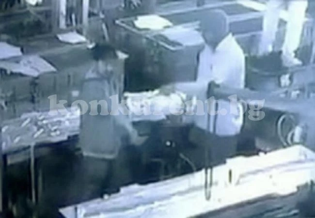 Камера запечата как шеф по погрешка убива свой служител след ужасяваща шега със сгъстен въздух (СНИМКИ/ВИДЕО 18+)