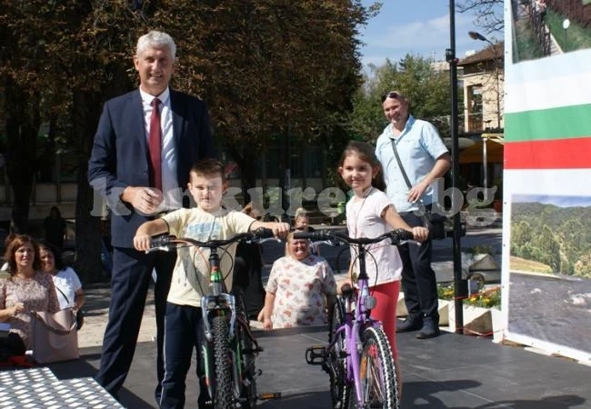 Йоана и Даниел спечелиха велосипеди в томбола след състезание