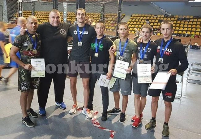 И петимата бойци на Колето се прибраха с медали, успешен дебют при мъжете на Евгениев