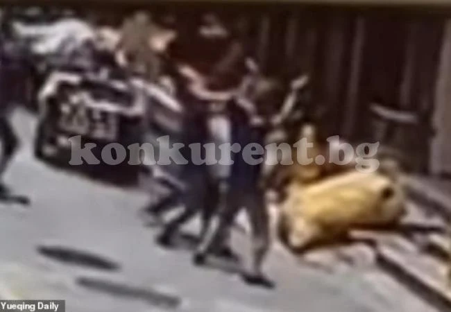 Минувачи счупиха ръцете си, спасявайки момиче, падащо от четвъртия етаж (ВИДЕО)