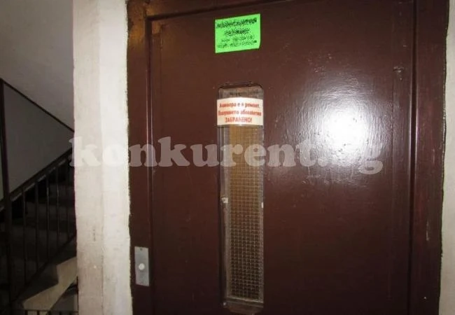 Пожарникари извадиха три деца, заседнали в асансьор