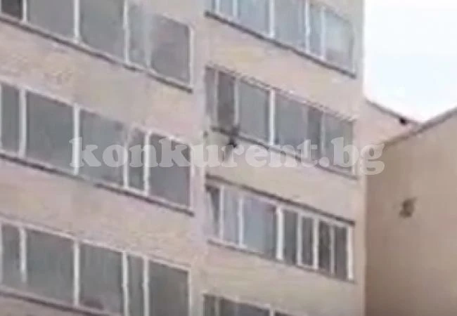 Невероятен късмет! Дете полетя от 10-ия етаж, но смелчага от долен прозорец го улови (ВИДЕО)