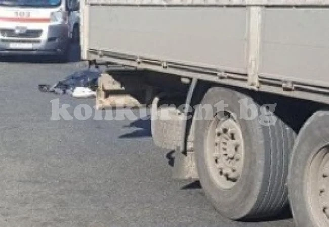 ТИР размаза пешеходец и избяга, гневни шофьори го преследват с колите си