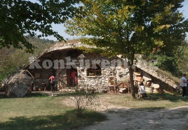 Пещерняк гради с мерак каменни къщи и скулптури СНИМКИ