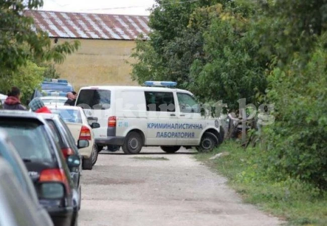 Убитите са възрастно семейство и децата им, заклани са със сатър