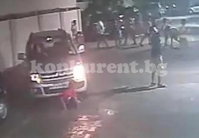 Дете попадна под гумите на кола, няма да повярвате какво се случи след това (СНИМКИ/ВИДЕО)