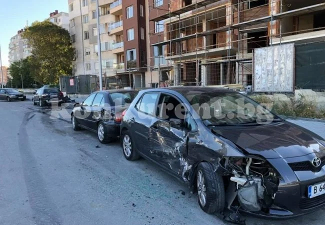 Джип помля няколко паркирани коли (СНИМКИ)