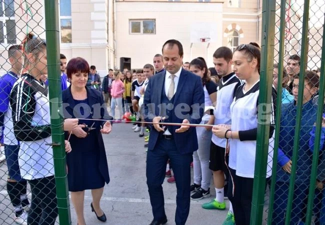 Нова спортна площада бе открита в СУ „Козма Тричков“