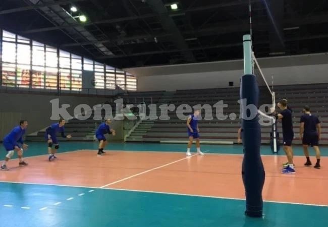 Волейболистите на Пеев почнаха контролите с поражение