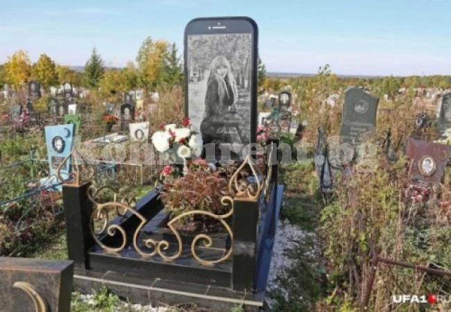 Сломени от мъката си родители поръчаха да изработят вместо надгробен камък най-любимата вещ на дъщеря си (СНИМКИ)