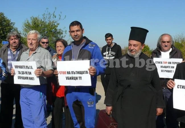 С трактор затвориха пътя към Дунав мост 2 СНИМКИ