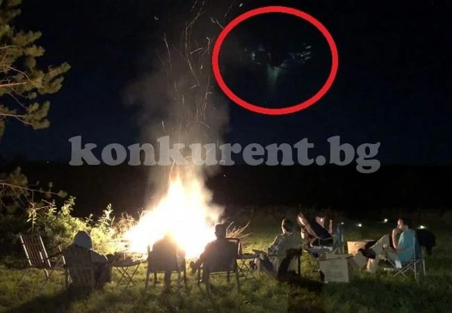 Мъж засне приятелите си на купон с огън сред природата, а като разгледа СНИМКИТЕ онемя от видяното