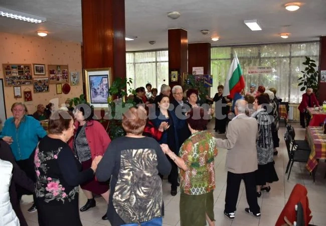 Петя Долапчиева бе гост на празника на пенсионерски клуб „Здравец“